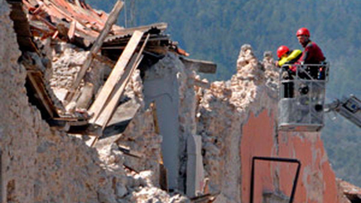 Miembros de los servicios de rescate de Italia inspeccionan las ruinas del Palacio del Gobierno de L'Aquila. Foto: EFE.