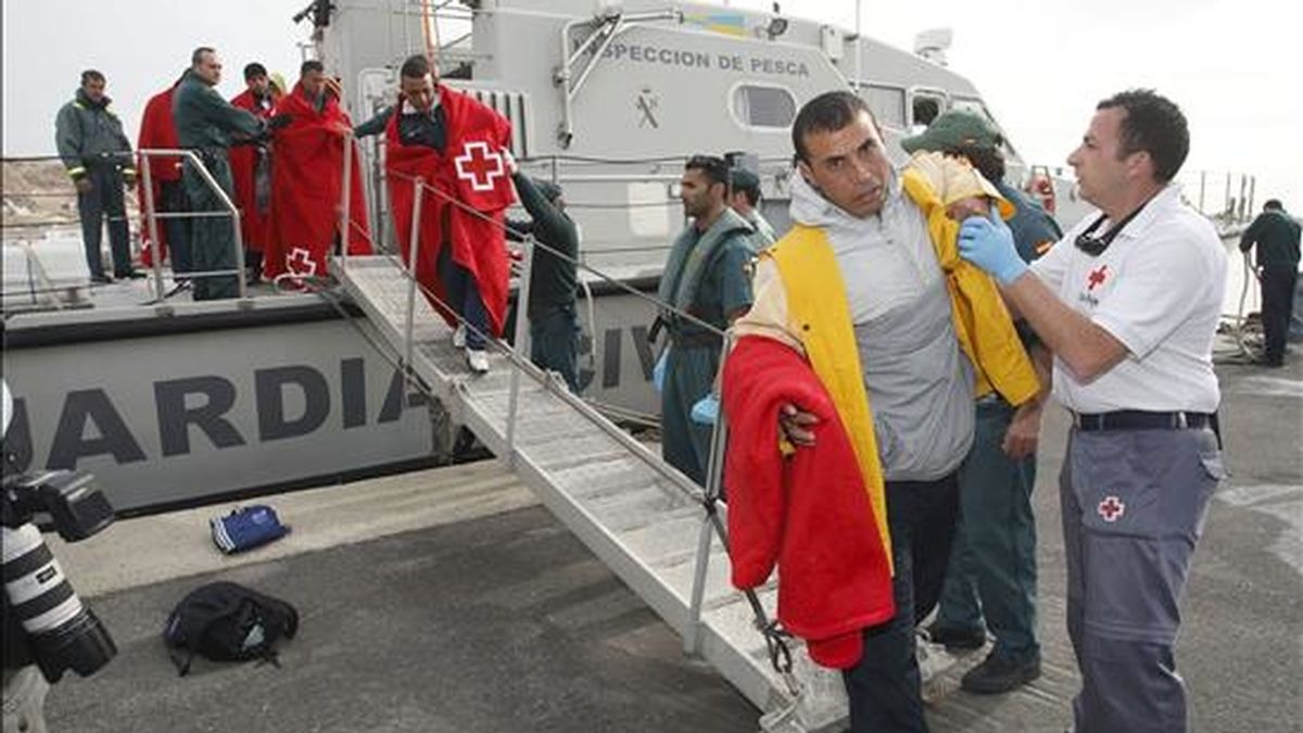 Un grupo de inmigrantes llegados al puerto de Almería el pasado mes de marzo. EFE/Archivo