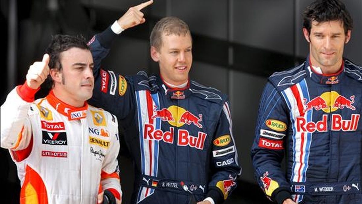 El piloto Sebastian Vettel (c), de Red Bull, celebra la 'pole' junto con Fernandp Alonso (i), Renault, y con Mark Webber, de Red Bull, tras la sesión clasificatoria para el Gran Premio de China de Fórmula Uno, hoy en Shangai. EFE