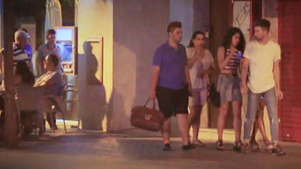 La hija de Isabel Pantoja, en silencio, disfruta con sus amigos de una cena