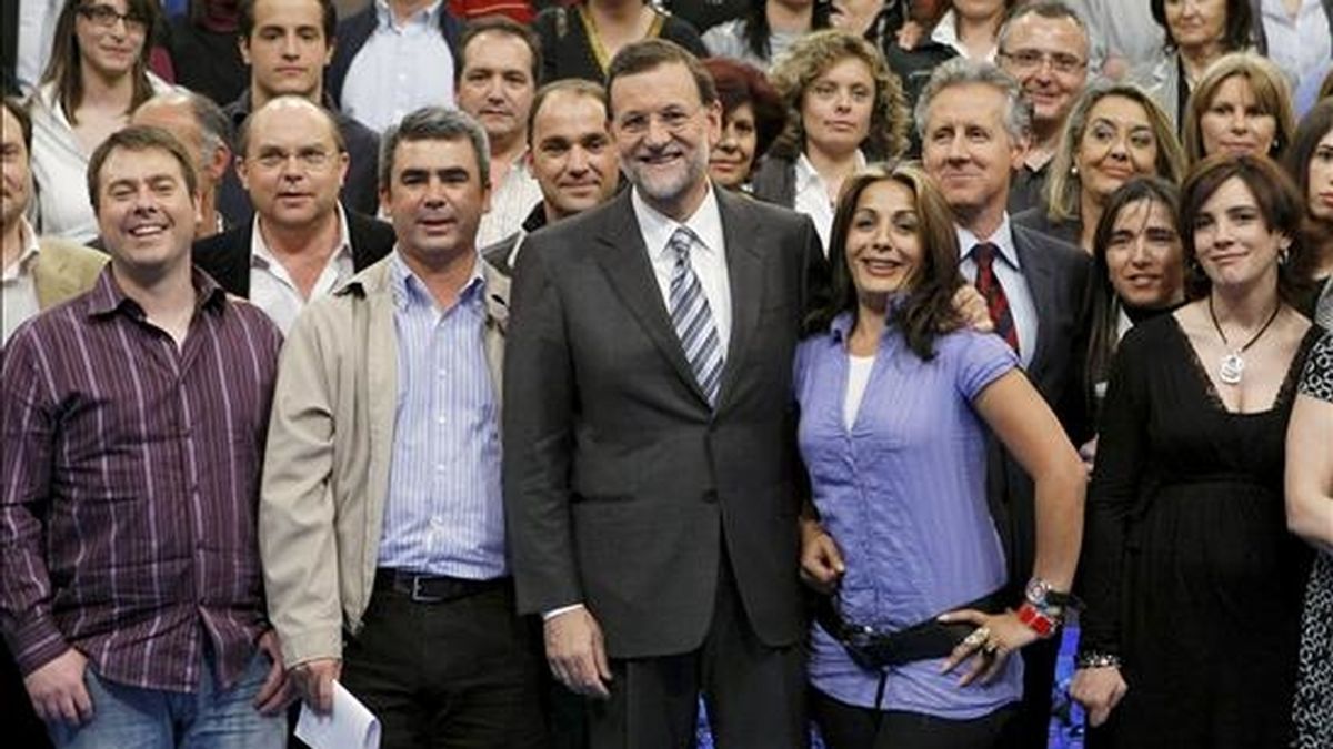 El presidente del Partido Popular, Mariano Rajoy (c), posa con todos los participantes que han formulado las preguntas en el programa de Televisión Española "Tengo una pregunta para usted". EFE