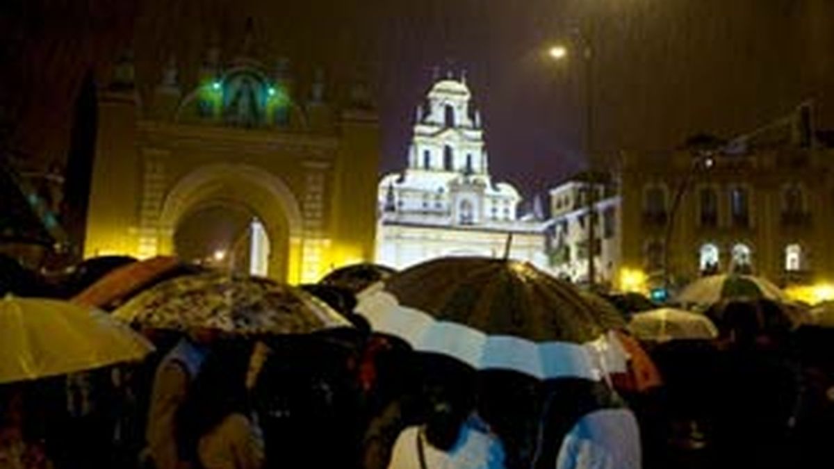 La lluvia impide la salida de numerosas procesiones. Foto: EFE
