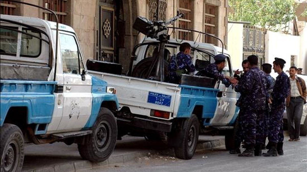 Una patrulla monta guardia en una calle de Saná (Yemen) . Siete ciudadanos alemanes, un británico y una coreana han sido secuestrados en la provincia yemení de Saada, en el noroeste de Yemen. EFE