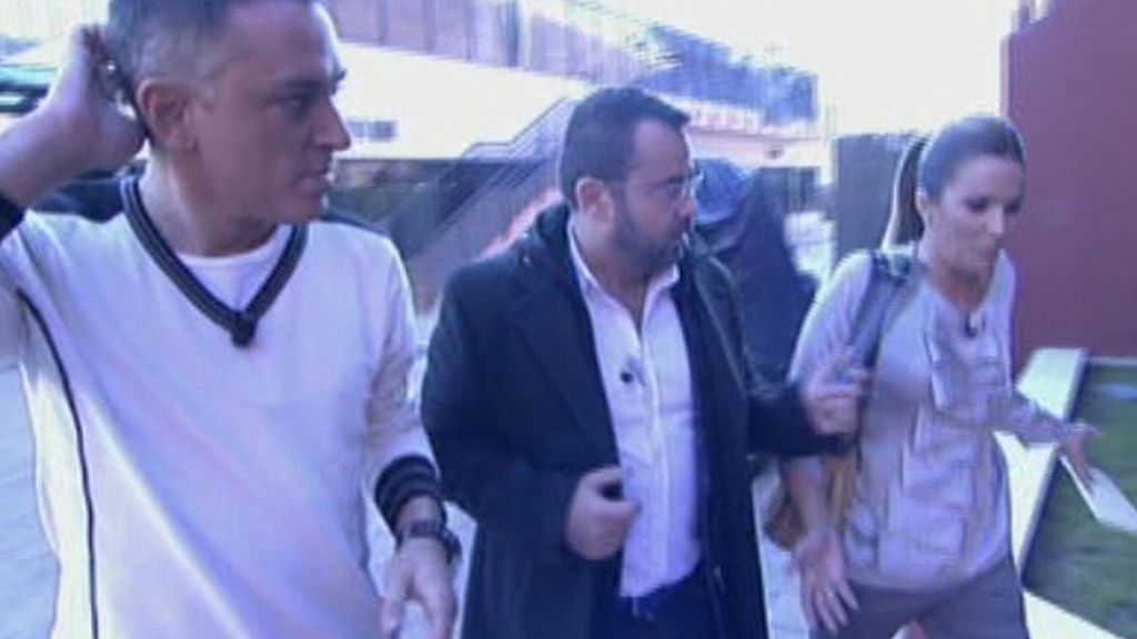 La colaboradora, nerviosa por la presencia de la policía