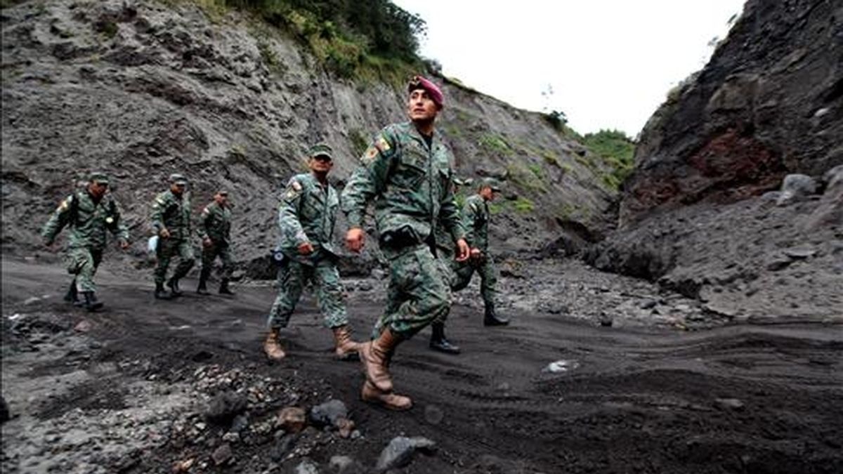 Militares ecuatorianos de las Fuerzas Especiales del Ejército acuden a atender la emergencia en la zona de peligro del volcán Tungurahua en Cusua (Ecuador). EFE