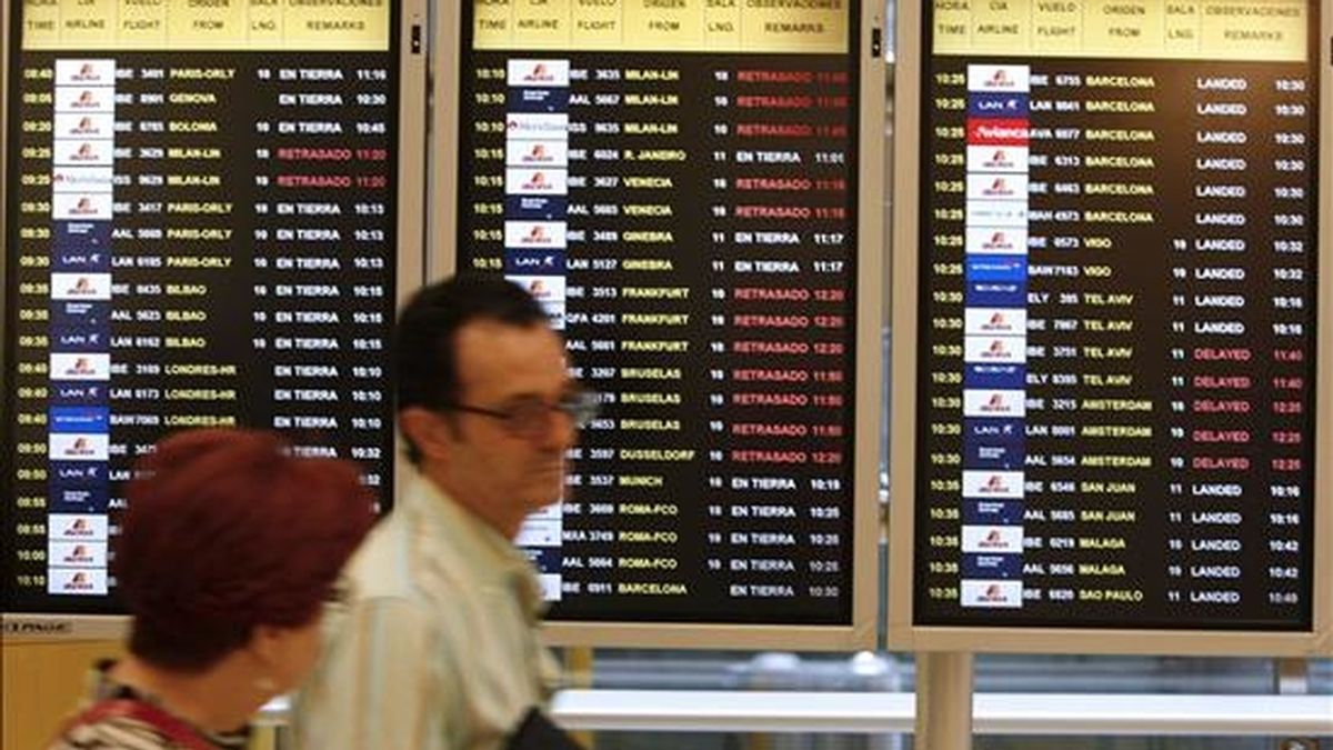 Imagen de los paneles de infomación de vuelos del aeropuerto de Barajas. EFE/Archivo