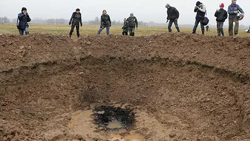 Un falso meteorito abre un enorme cráter