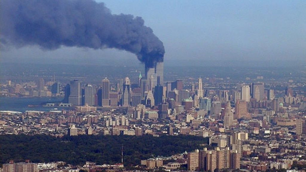 El humo negro sale de una de las torres