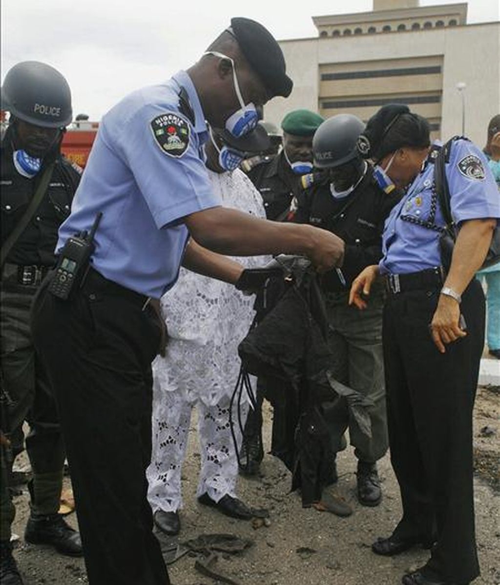 Oficiales de la policía nigeriana observan el uniforme de un compañero asesinado a consecuencia del atentado del Movimiento para la Emancipación del Delta del Níger (MEND), el principal grupo guerrillero de Nigeria, durante los actos oficiales del cincuentenario de la independencia del país. EFE Oficiales de la policía nigeriana observan el uniforme de un compañero asesinado a consecuencia del atentado del Movimiento para la Emancipación del Delta del Níger (MEND), el principal grupo guerrillero de Nigeria, durante los actos oficiales del cincuentenario de la independencia del país. EFE