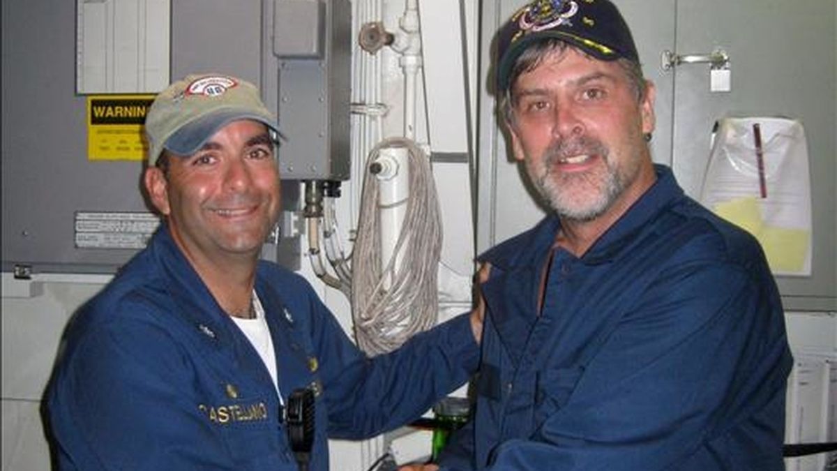 Fotografía facilitada por la Marina de EE.UU. de Richard Phillips (d), capitán del cargero de bandera estadounidense y propiedad danesa Maersk Alabama, junto al comandante del destructor estadounidense Brainbridge, Frank Castellano (i). EFE