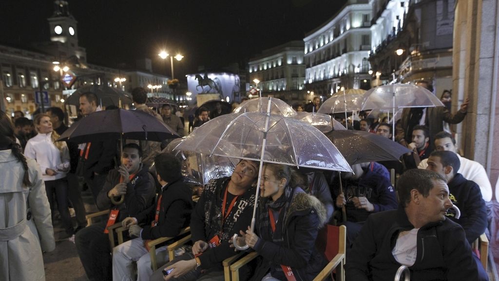 Usuarios, a las puertas de un establecimiento situado en la Puerta del Sol de Madrid