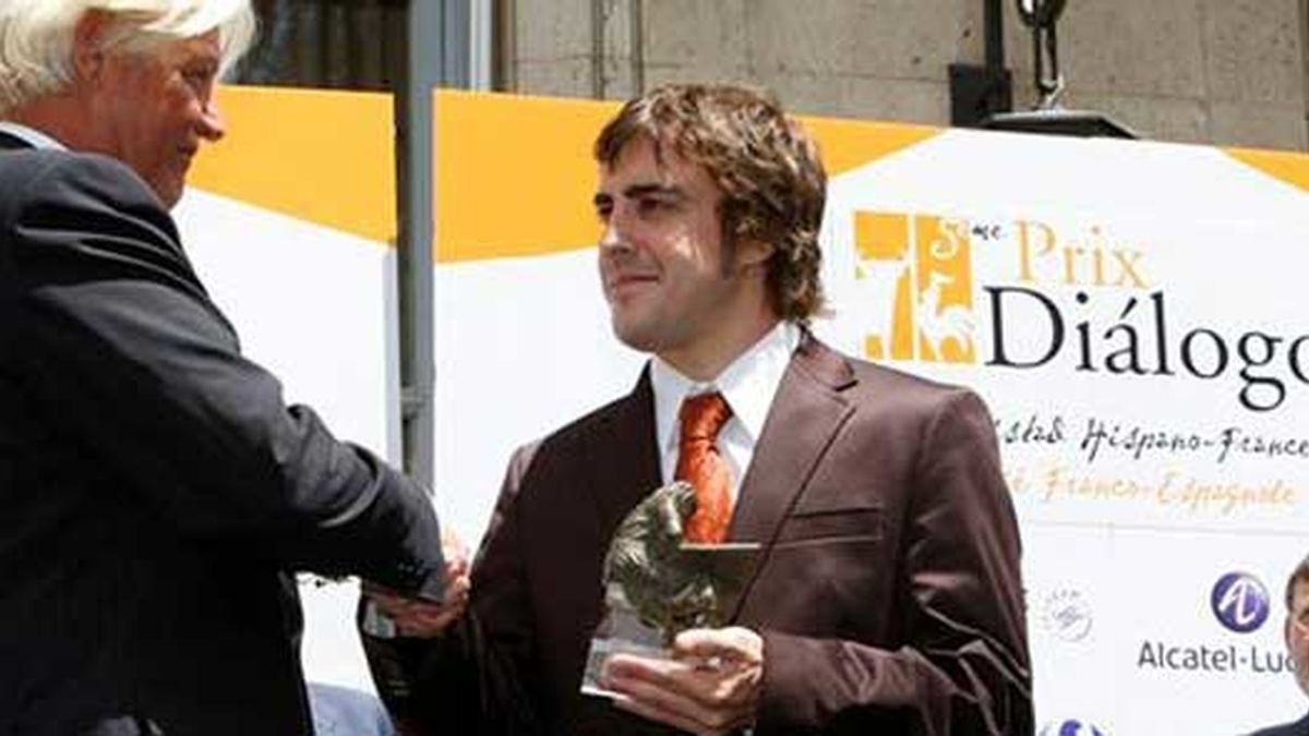 Alonso recibe el premio de Diálogo. Vídeo: Atlas