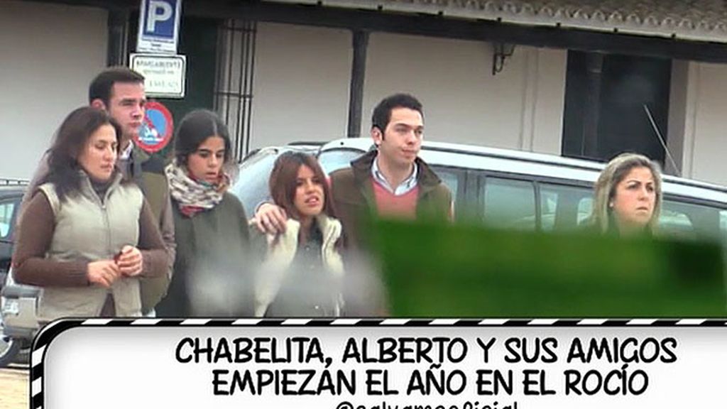 La pareja, sonriente  y cómplice junto a unos amigos