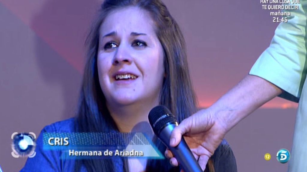 Ari tampoco logra contener las lágrimas