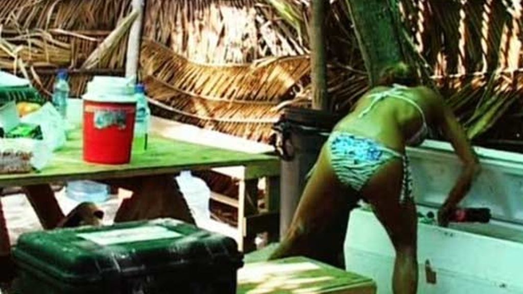 Ivonne roba comida en la garita de los cámaras