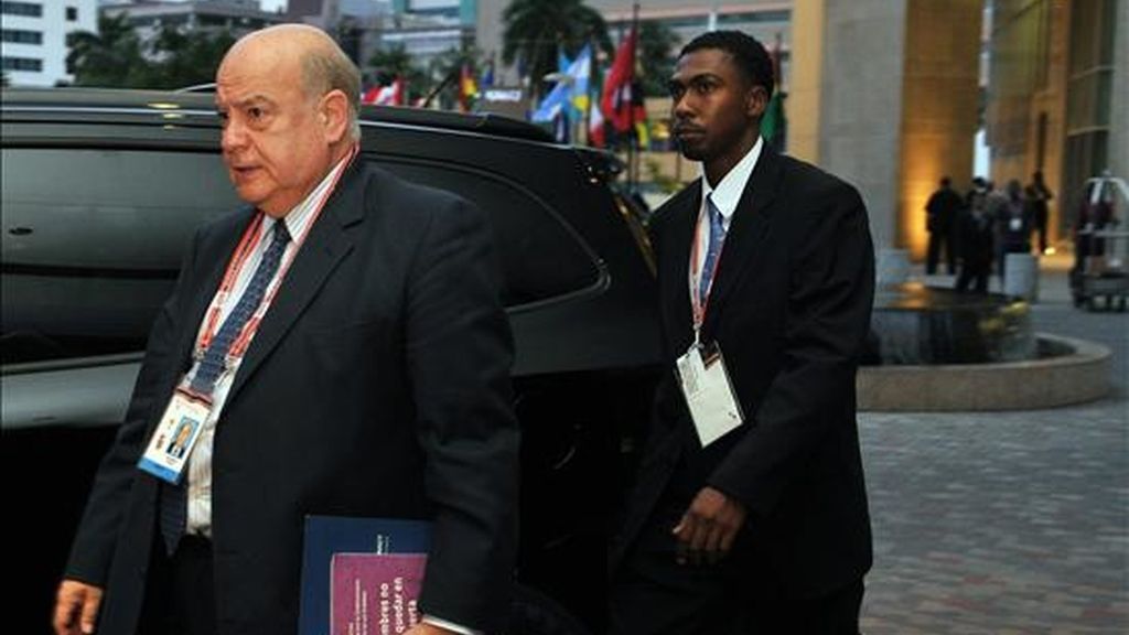 El secretario general de la OEA, José Miguel Insulza (i), llegó a Puerto España (Trinidad y Tobago), un día antes del inicio de la V Cumbre de las Américas que se celebrará del 17 al 19 de abril en este país. EFE