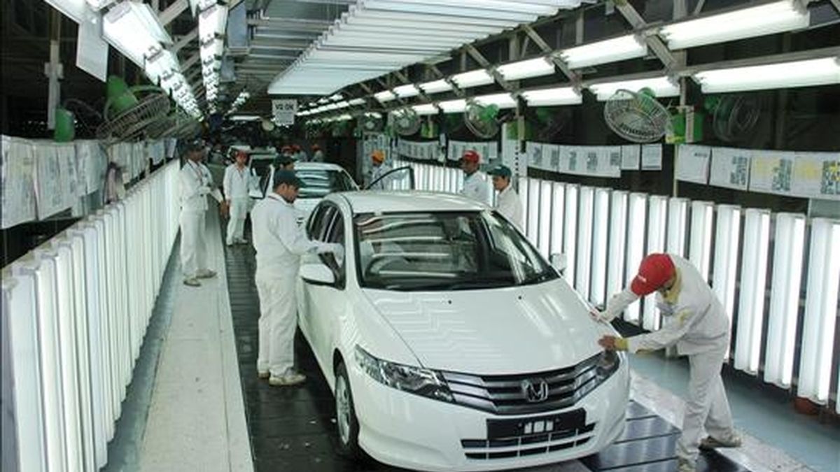 Varios operarios examinan ejemplares de coches Honda en la fábrica de Noida, Nueva Delhi (India). EFE/Archivo