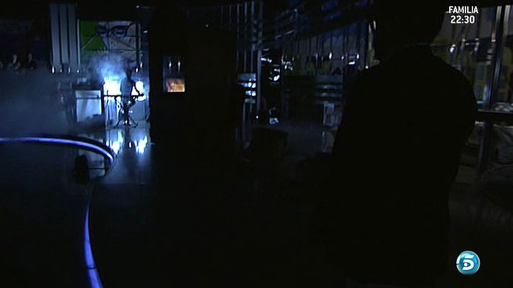 Las luces se apagaban y un confesionario entraba en plató