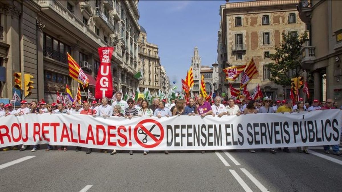 Miles de personas han participado en la manifestación que, convocada por más de 200 entidades sociales, ha recorrido hoy el centro de Barcelona para protestar contra los recortes del Govern. EFE