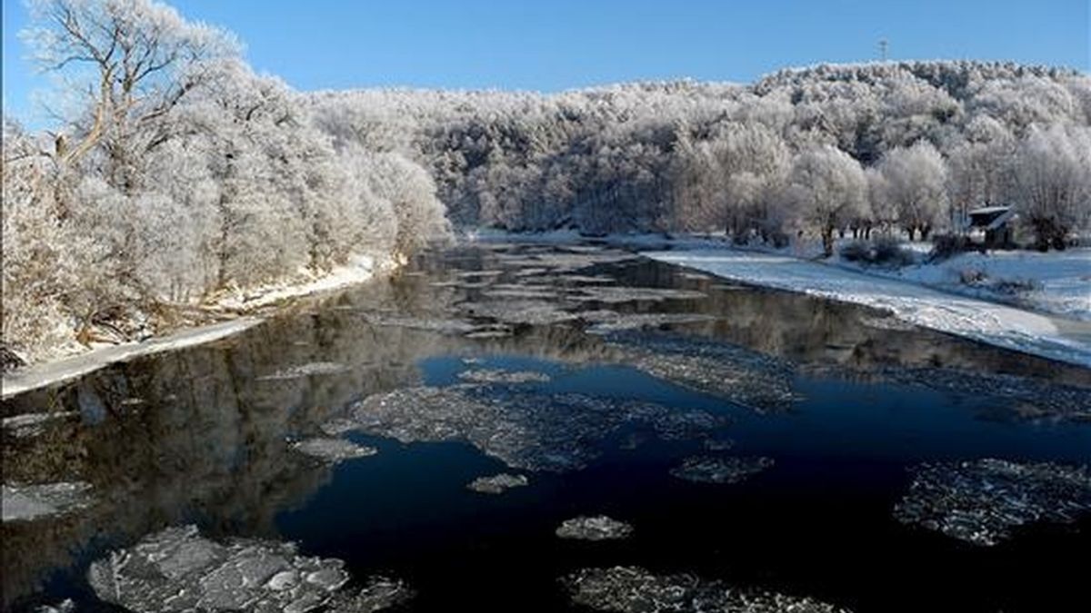 Pedazos de hielo flotan en el río San en Krasiczyn en el distrito de Bieszczady, al suroeste de Polonia. EFE