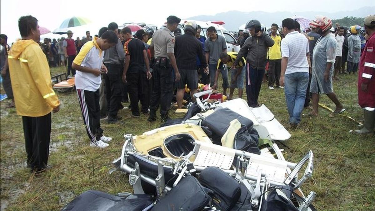 Restos de avión que cayó este sábado al mar cerca de la costa de la provincia indonesia de Papúa, en el este del archipiélago, sin que hubiera supervivientes. EFE