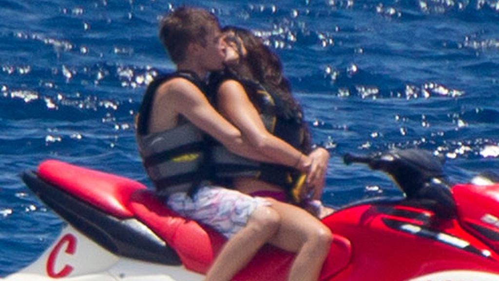 Justin Bieber y Selena Gómez desatan su pasión