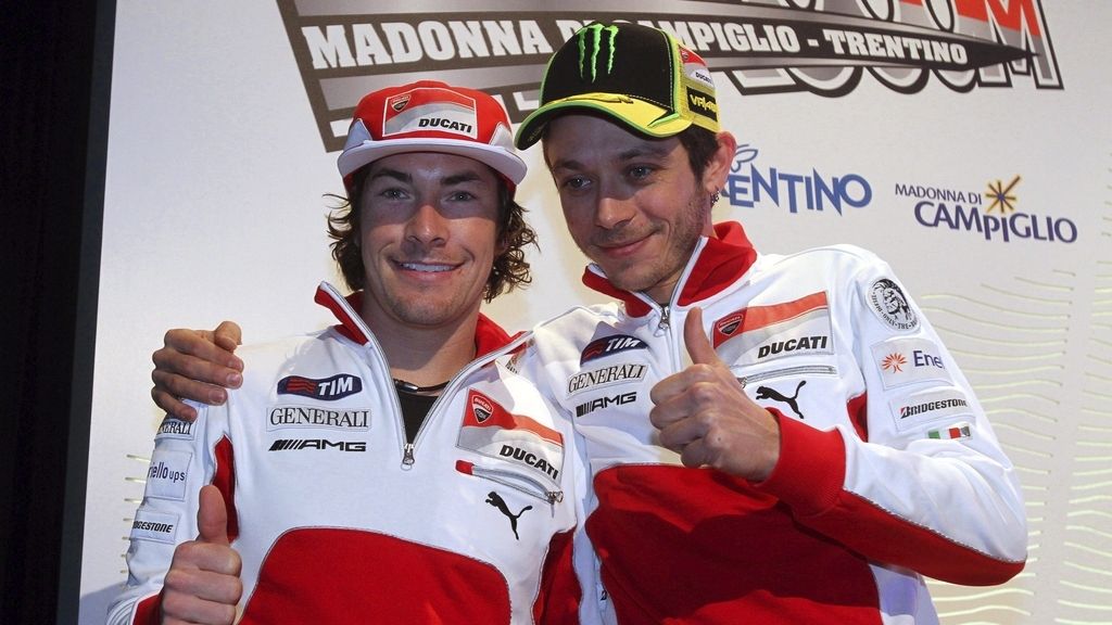 Valentino Rossi y Nicky Hayden posan para los medios