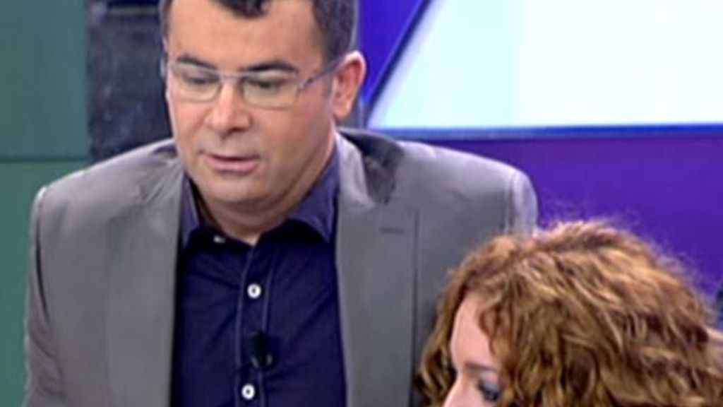 Barbara Rey consuela a su hija, Sofía Cristo, que se derrumba en la publicidad