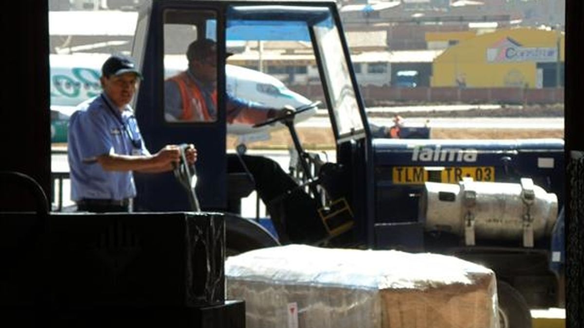 Dos de los cuatro ataudes de las ciudadanas españolas que fallecieron en un accidente de tráfico el pasado martes en el Cuzco, en la zona de carga del aeropuerto del Cuzco para ser trasladados a Lima (Perú). EFE/Archivo