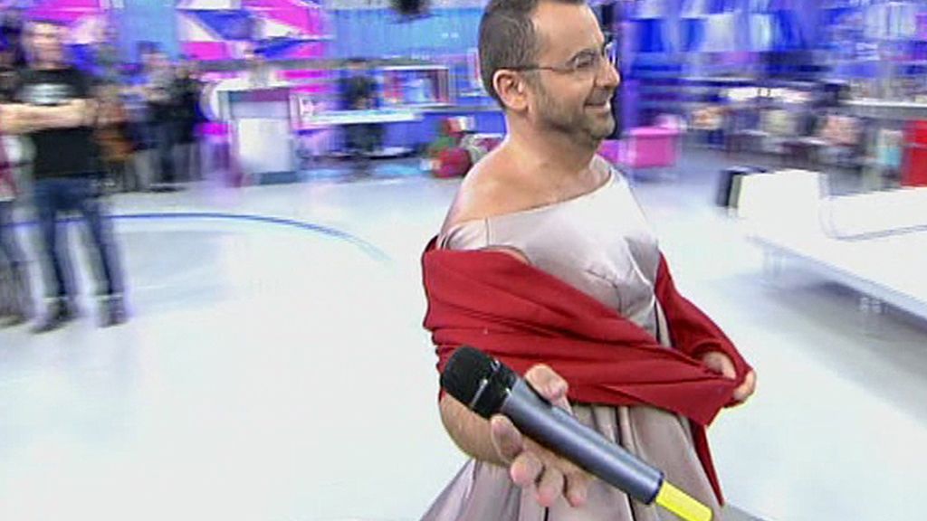 El presentador se enfunda el vestido de la tonadillera