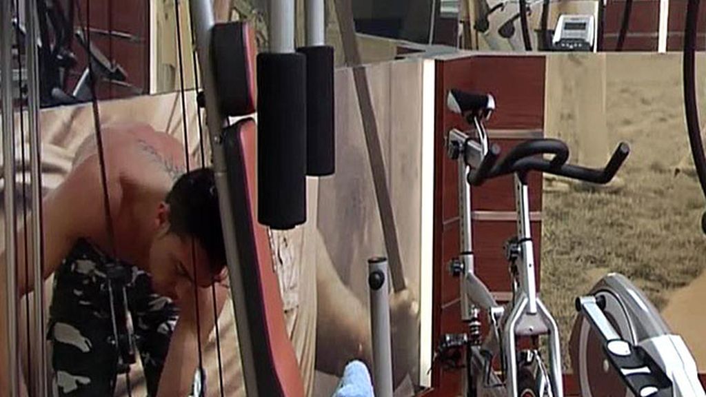 Los dos concursantes se ponen en forma en el gimnasio