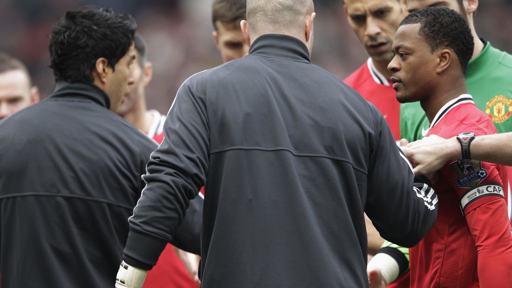 Luís Suárez le niega el saludo a Patrice Evra Luís Suárez le niega el saludo a Patrice Evra
