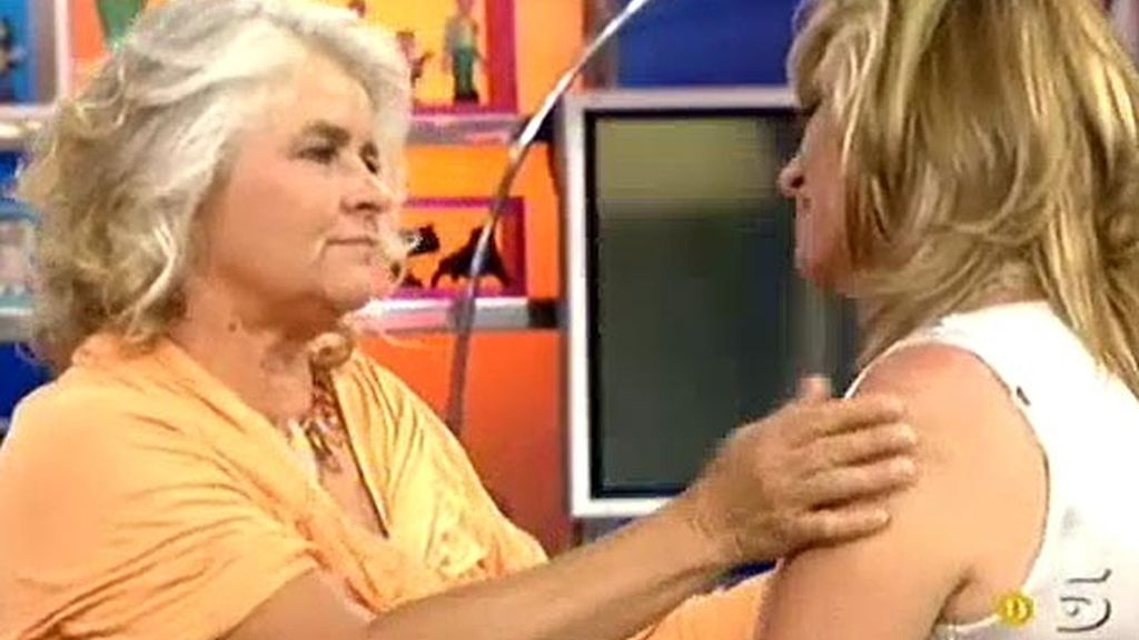 El emotivo abrazo de Lydia Lozano y Taryn Power, tía de Ylenia Carrisi