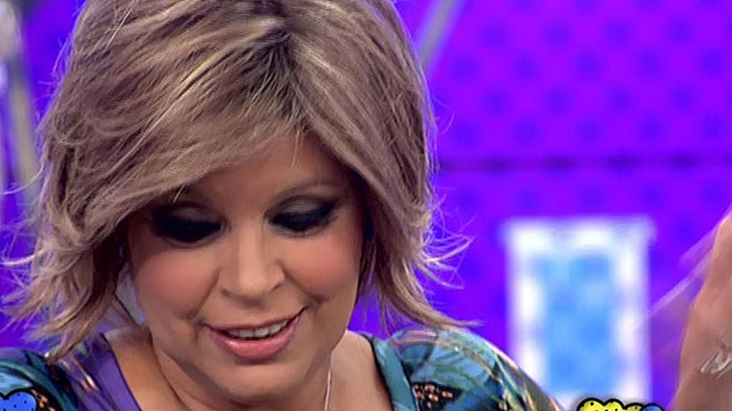 Madre e hija se abrazan emocionadas