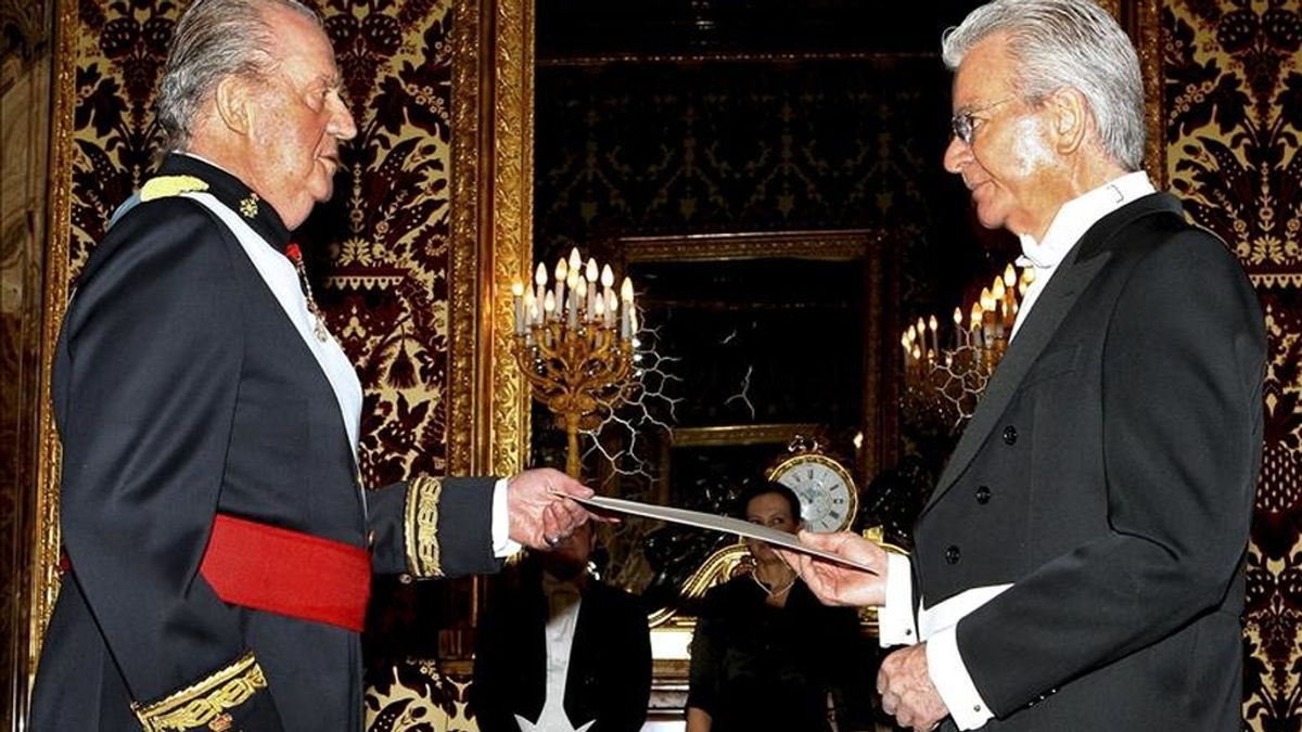 El rey Juan Carlos (i), que presidió hoy en el Palacio Real la presentación de las cartas credenciales de los embajadores de diversos países, con el representante de Costa Rica, Ekhart Peters. EFE El rey Juan Carlos (i), que presidió hoy en el Palacio Real la presentación de las cartas credenciales de los embajadores de diversos países, con el representante de Costa Rica, Ekhart Peters. EFE
