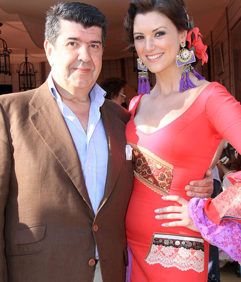 María Jesús Ruiz y su novio José María Gil Salgado disfrutaron en la capital sevillana