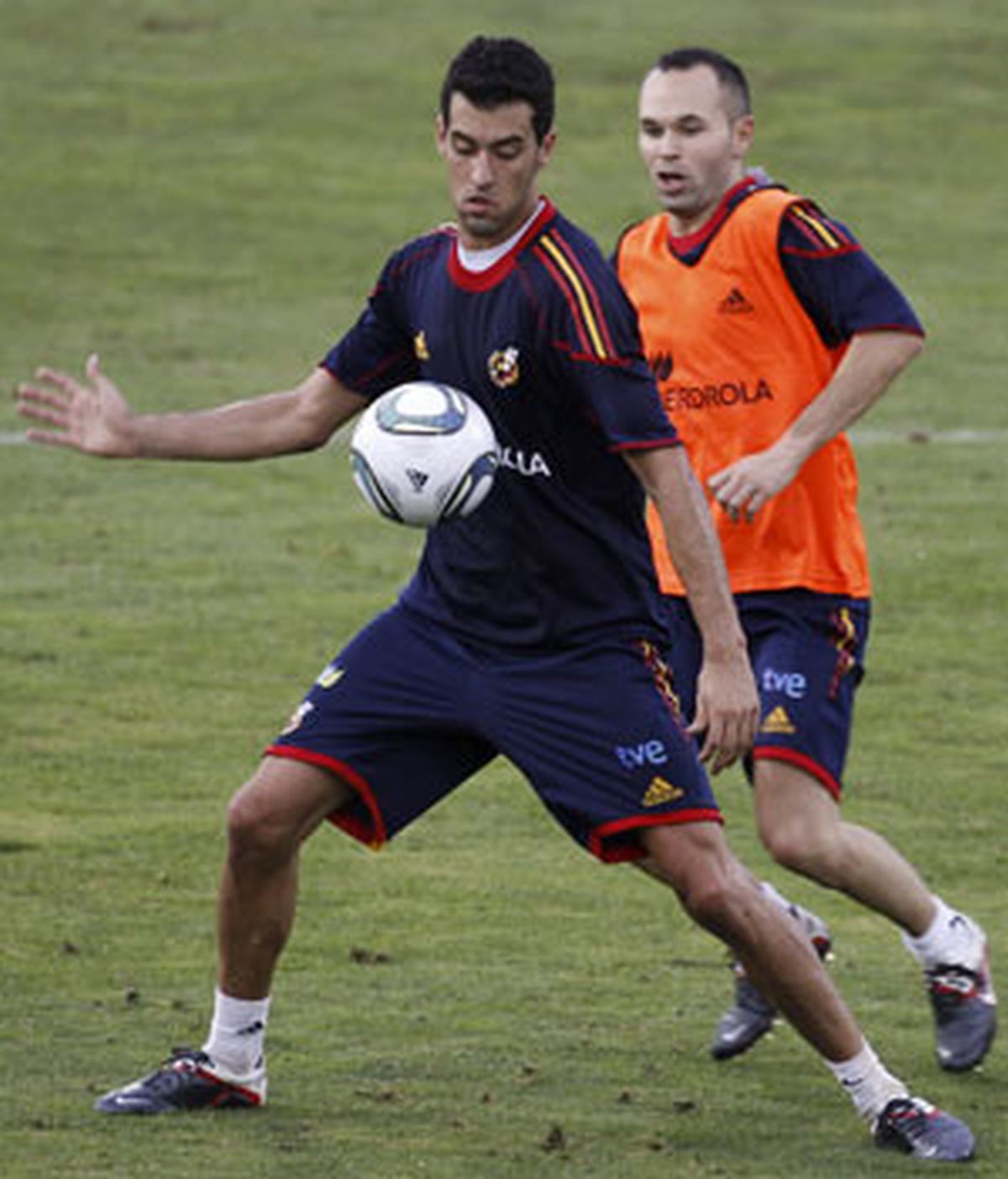 Los centrocampistas de la selección nacional de fútbol, Sergio Busquets y Andrés Iniesta durante el entrenamiento que el combinado nacional ha llevado a cabo en Las Rozas. Foto: EFE