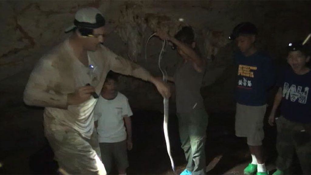 Frank explora una cueva en familia