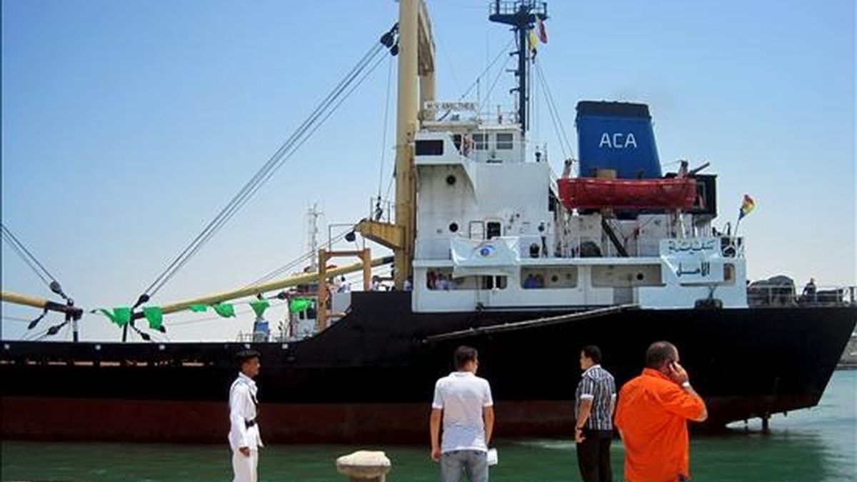 El buque de bandera moldava "Al Amal" amarrado en el puerto de Al Arish, en Egipto, este jueves. EFE