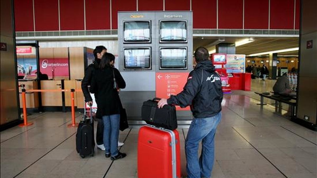 Pasajeros miran las pantallas informativas en el aeropuerto de Orly, cerca de París. EFE/Archivo