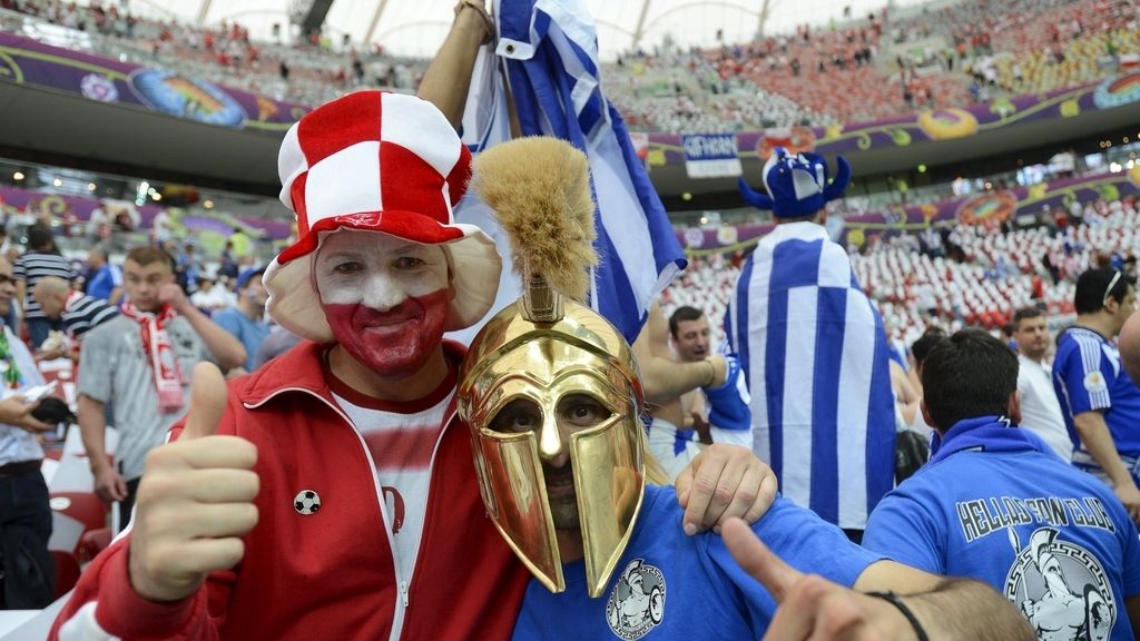Polonia y Grecia tiñen el primer día de Eurocopa con sus colores