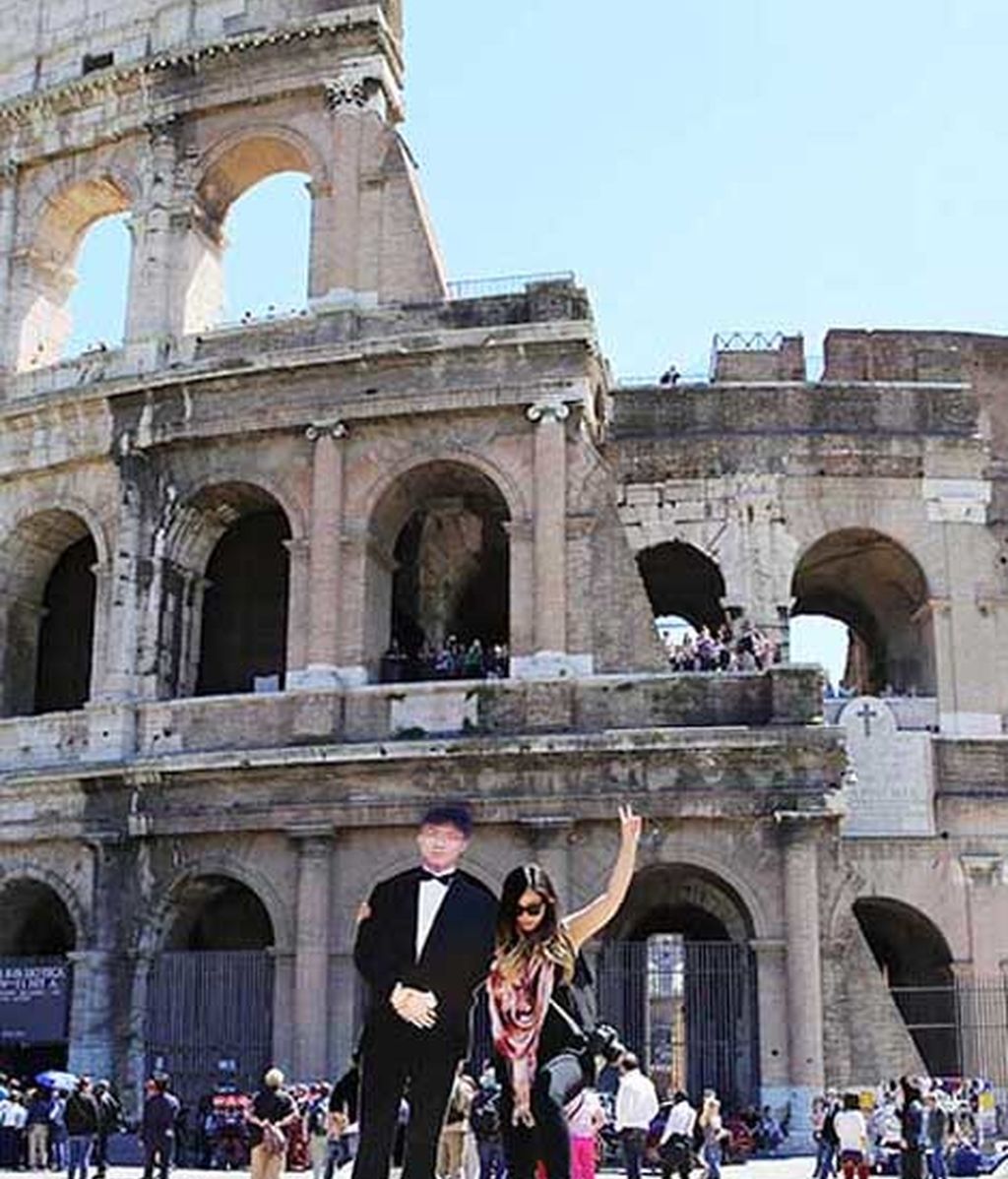 Una mujer se hace fotos por el mundo con la imagen de su padre fallecido