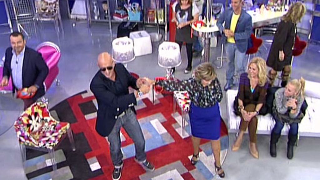 La defensora de la audiencia baila con Kiko M.