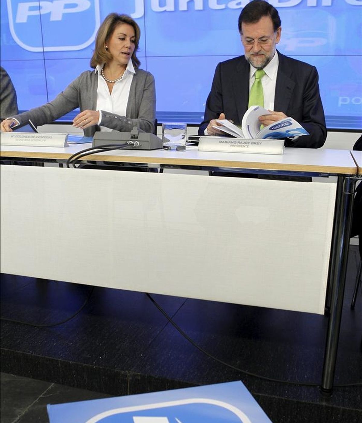El presidente del PP, Mariano Rajoy, junto a la secretaria general del partido, María Dolores de Cospedal, durante la reunión de la Junta Directiva Nacional del PP. EFE/Archivo
