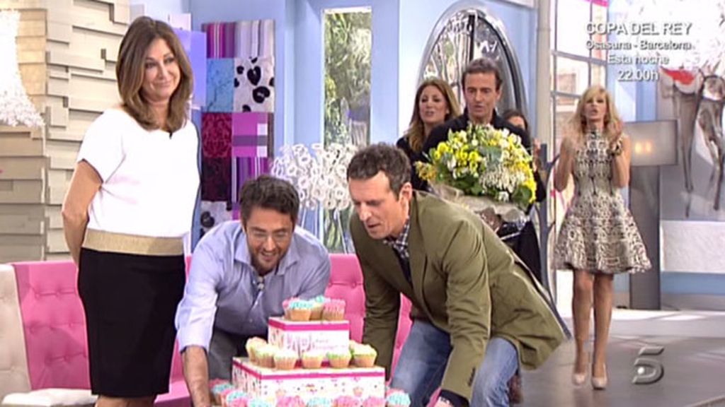 La presentadora ha recibido un ramo de flores y magdalenas por su cumpleaños