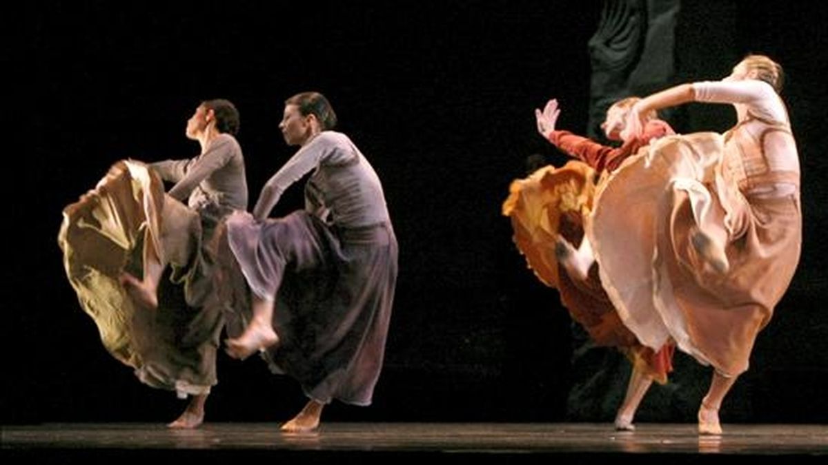 Fotografía tomada el pasado día 24 en el Teatro de la Zarzuela de Madrid de miembros de la Compañía Nacional de Danza (CDN) durante el pase gráfico de "Remansos", una de las coreografías que forman parte del espectáculo con el que Nacho Duato ha celebrado sus veinte años en la compañía. EFE