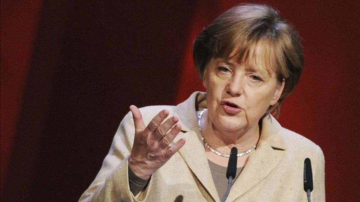 La canciller alemana, Angela Merkel, interviene durante la inauguración de la Feria Internacional de Tecnologías, Innovación y Autómatas en Hanover (Alemania). Merkel fue operada este jueves de una rodilla debido a una fisura en el menisco interior. EFE