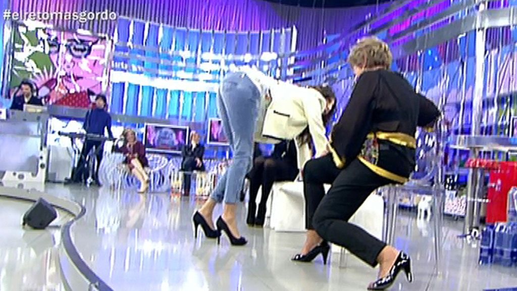 La presentadora se arrastra por el suelo