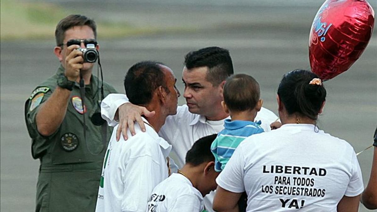 El concejal colombiano Marcos Vaquero (c) saluda a su padre (c-i), luego de descender del helicóptero que lo llevó a Villavicencio (Colombia), tras ser entregado por las FARC a una misión humanitaria y haber pasado 19 meses cautivo en las selvas de este país. EFE