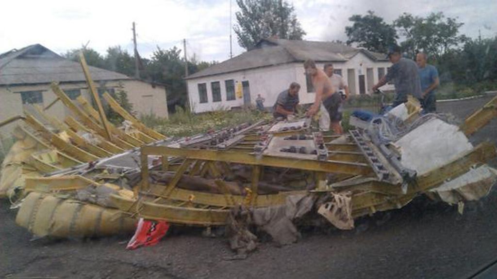Se estrella un avión malasio con 295 pasajeros en Ucrania